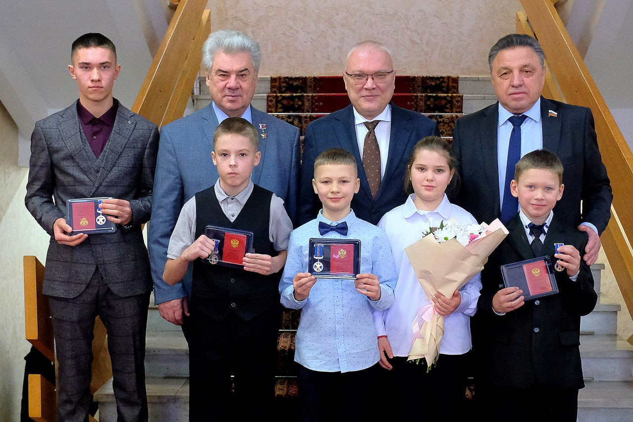 Наградили юных кировчан медалями «За проявленное мужество».
