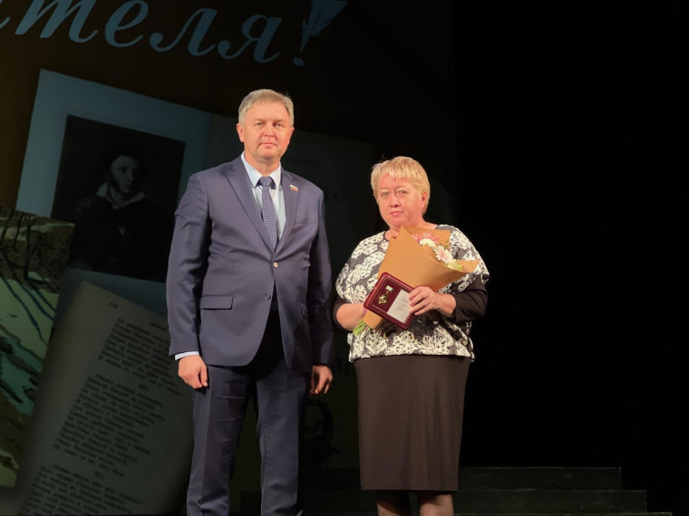 Педагогов Кировской области наградили почетными знаками.