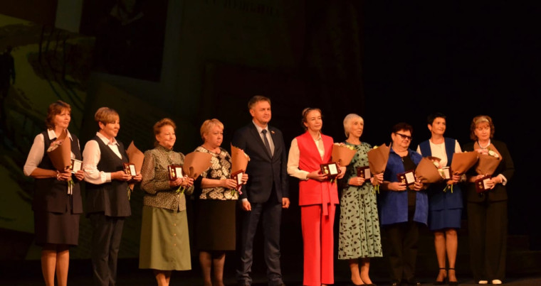 Педагогов Кировской области наградили почетными знаками.