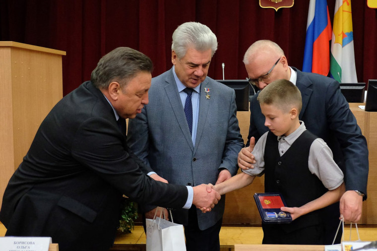 Наградили юных кировчан медалями «За проявленное мужество».